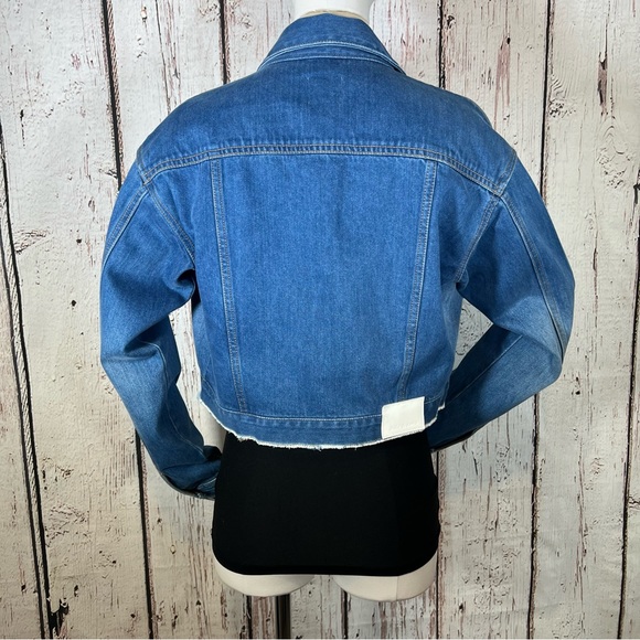 Ei8ht Dreams Revolve Cropped Faded Denim Jean Jacket Size Small EUC LIKE NEW - Picture 8 of 16